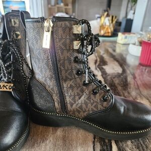 Mickael Kors boots kids